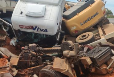 Impacto violento arrancou cabine de uma das carretas; vítima foi socorrida e encaminhada à UPA