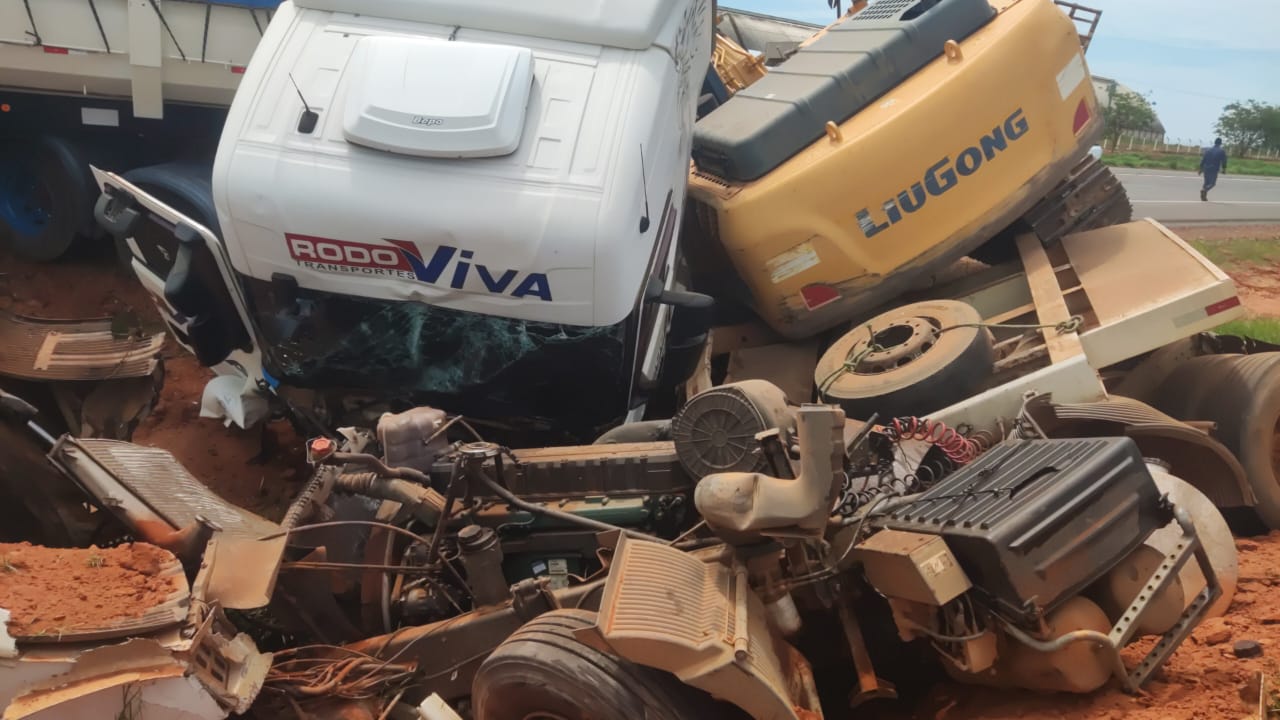 Impacto violento arrancou cabine de uma das carretas; vítima foi socorrida e encaminhada à UPA