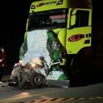 Carro foi esmagado ao entrar debaixo de uma carreta; este é o segundo acidente fatal registrado no mesmo dia na rodovia