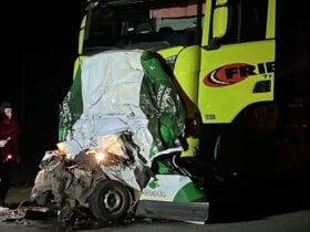 Carro foi esmagado ao entrar debaixo de uma carreta; este é o segundo acidente fatal registrado no mesmo dia na rodovia