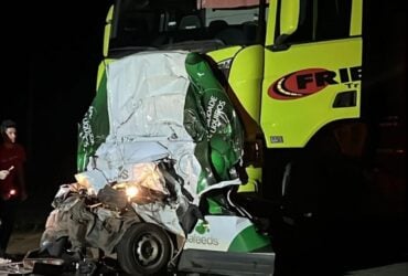 Carro foi esmagado ao entrar debaixo de uma carreta; este é o segundo acidente fatal registrado no mesmo dia na rodovia