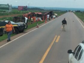 O motorista do caminhão também tentou evitar a colisão, perdeu o controle da direção e acabou tombando, atingindo os outros veículos.