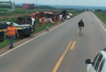 O motorista do caminhão também tentou evitar a colisão, perdeu o controle da direção e acabou tombando, atingindo os outros veículos.