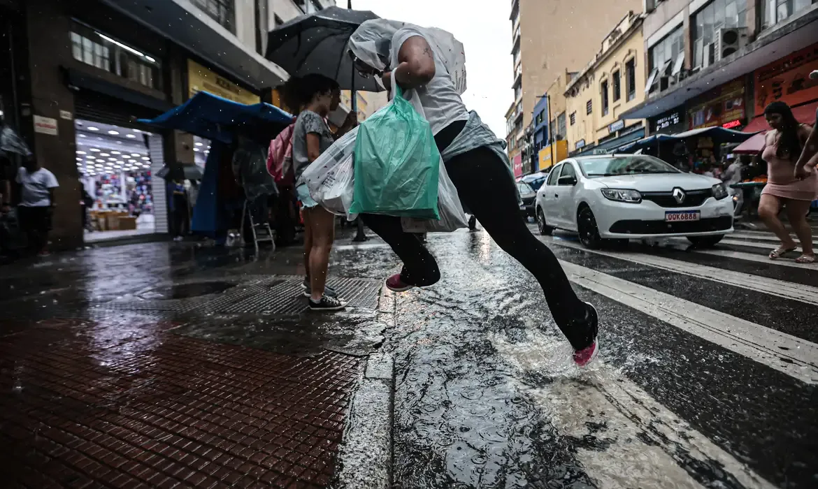 Tempestades fortes devem atingir São Paulo neste sábado