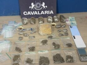 Ação da Cavalaria da Polícia Militar apreende drogas, dinheiro e balança de precisão; suspeitos afirmaram vender entorpecentes para facção criminosa