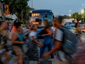 Desigualdade salarial entre homens e mulheres cai em 2023, aponta IBGE