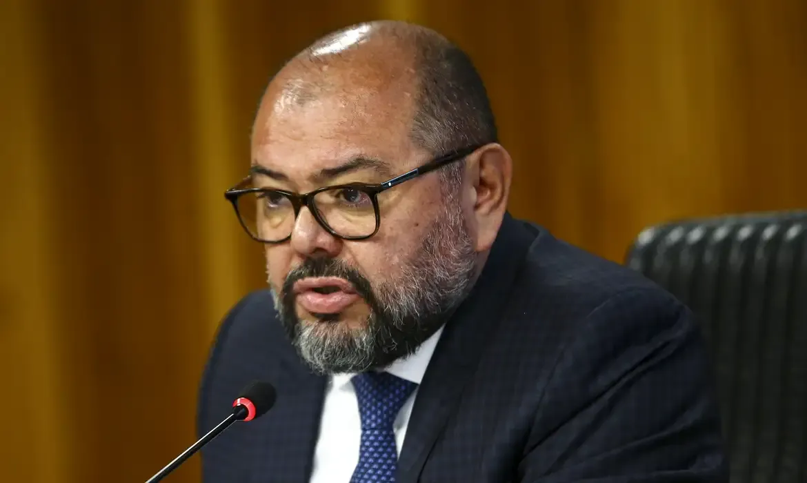 PF aponta ex-ministro de Bolsonaro como pilar de desvios no INSS