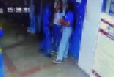 Ataque foi registrado por câmeras de segurança; vítima teve perfurações no pulmão e no abdômen e precisou de atendimento hospitalar