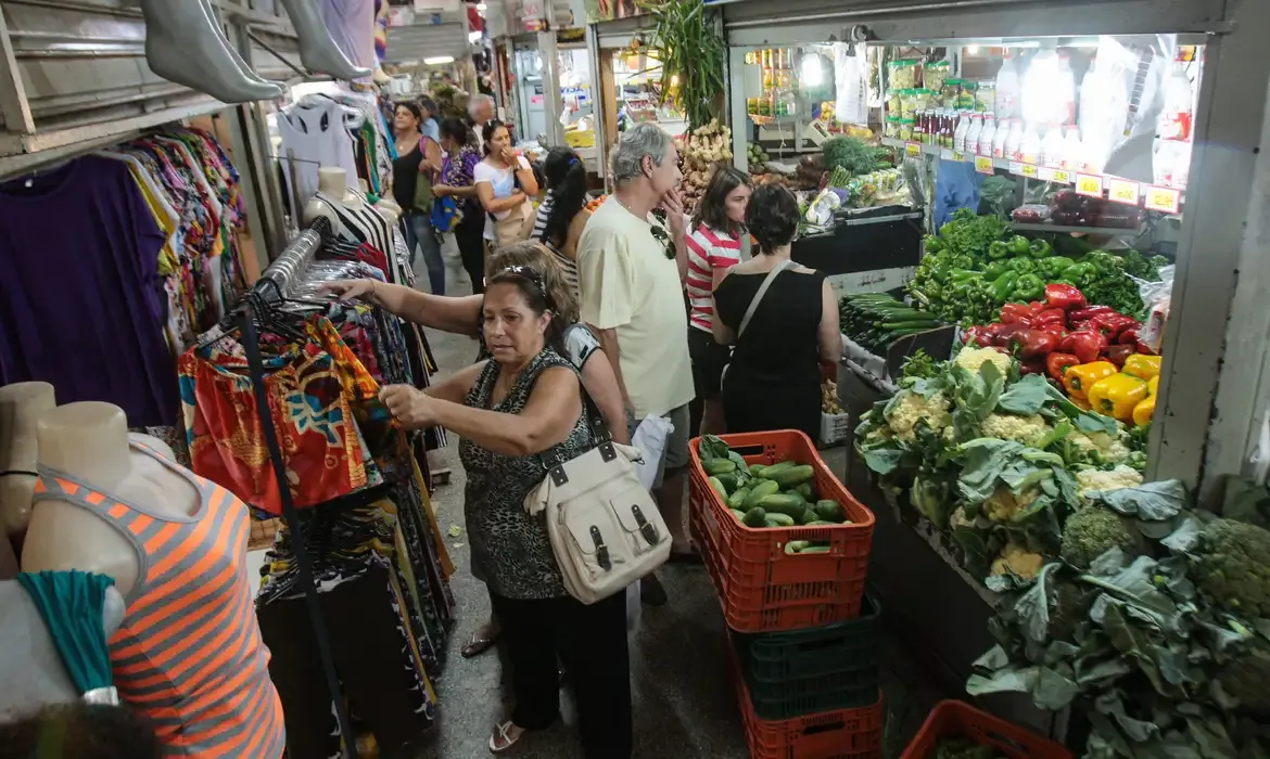 INPC recua em outubro e registra 4,49% no acumulado de 12 meses