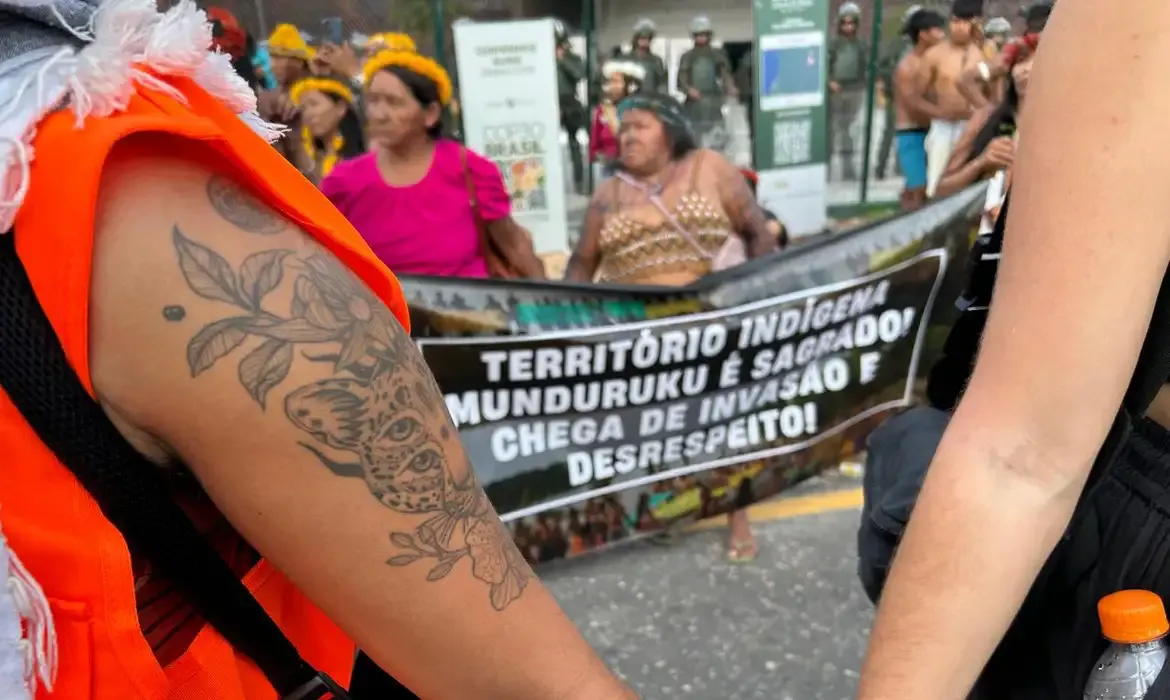 Indígenas munduruku pressionam por voz na COP30 em protesto pacífico
