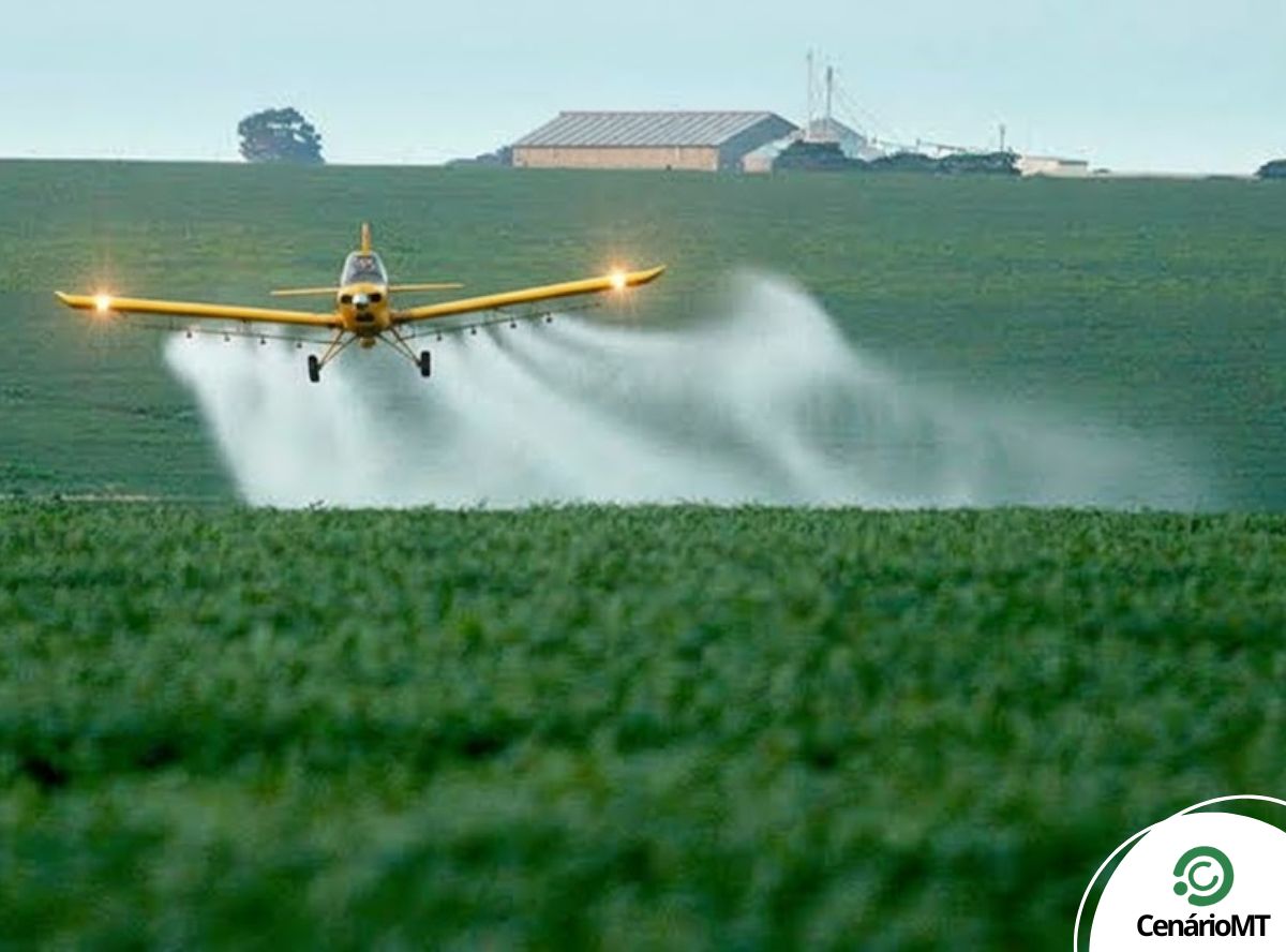 foto de avião passando agrotóxico na fazenda