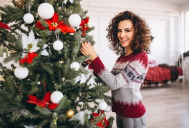 mulher-decorando-natal-arvore