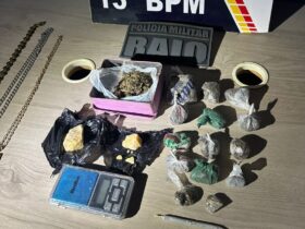 Durante patrulhamento, equipe do Grupo Raio apreendeu porções de maconha e pasta base; menor foi flagrado atuando no tráfico sob influência de um adulto