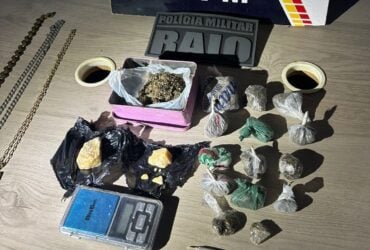 Durante patrulhamento, equipe do Grupo Raio apreendeu porções de maconha e pasta base; menor foi flagrado atuando no tráfico sob influência de um adulto