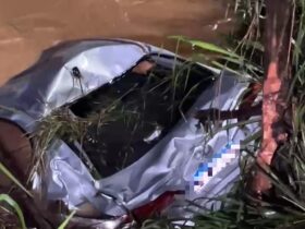 Veículo teria aquaplanado em via lateral da BR-163; condutor sobreviveu sem ferimentos