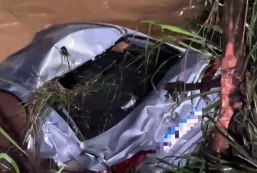 Veículo teria aquaplanado em via lateral da BR-163; condutor sobreviveu sem ferimentos